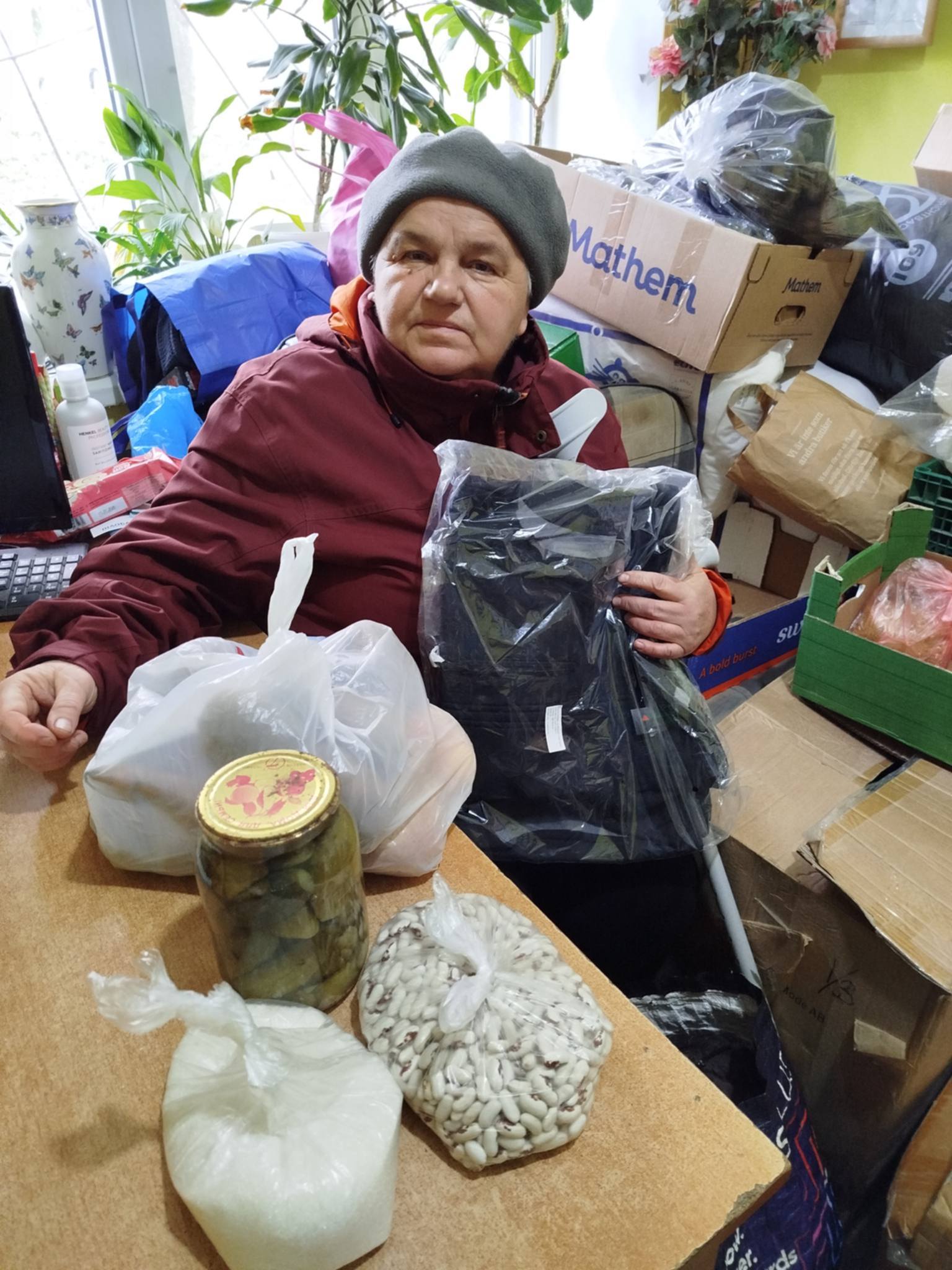 Роздача їжі членам громади